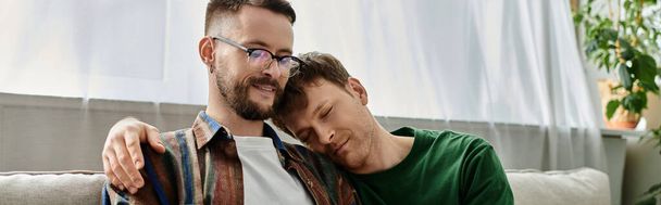Δύο άντρες, ένα γκέι δημιουργικό ζευγάρι, συζητούν στενά για μοντέρνα ενδυμασία σε ένα εργαστήριο σχεδιαστών.. - Φωτογραφία, εικόνα