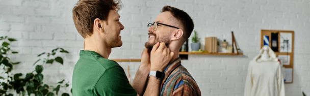 Ein Mann rasiert einem anderen Mann in einer Designerwerkstatt vorsichtig das Gesicht. - Foto, Bild