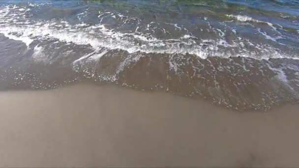 Imagens detalhadas de close-up de ondas suavemente lavando em uma praia de areia - Filmagem, Vídeo