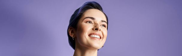 A young woman with short blue hair happily smiles - Foto, afbeelding