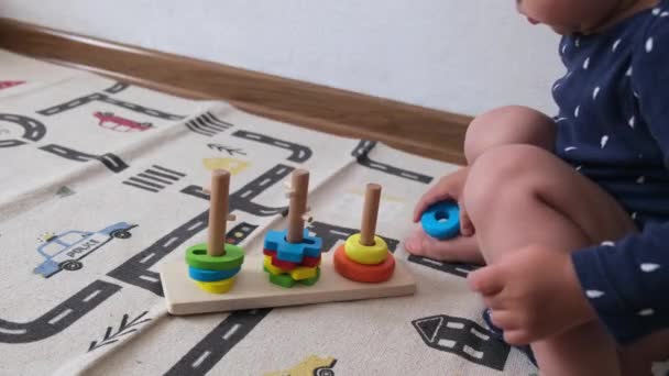 Dziecko lub dziecko w wieku 1-2 lat bawi się piramidami zabawek, zabawkami edukacyjnymi lub rozwijać umiejętności motoryczne palców, wczesny rozwój dziecka. Wysokiej jakości materiał 4k - Materiał filmowy, wideo