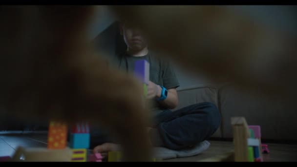 Μια θολή εικόνα ενός παιδιού που παίζει με τουβλάκια με το microstock συν το λογότυπο σε πρώτο πλάνο. Υψηλή ποιότητα - Πλάνα, βίντεο
