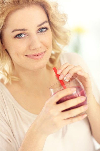 Young woman with drink the kitchen - Foto, Bild