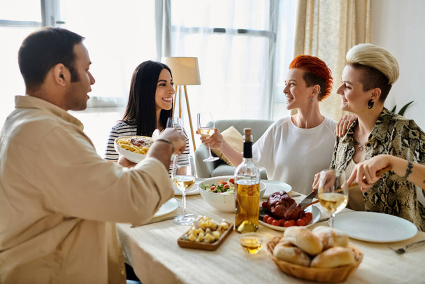 Různorodá skupina se těší na společné jídlo u stolu. - Fotografie, Obrázek
