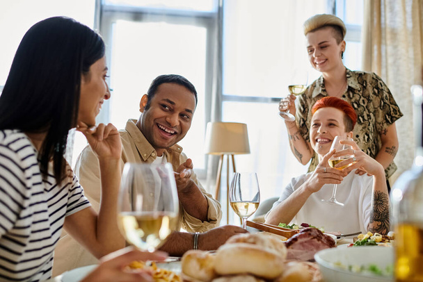 Diverso gruppo godendo di vino intorno a un tavolo. - Foto, immagini