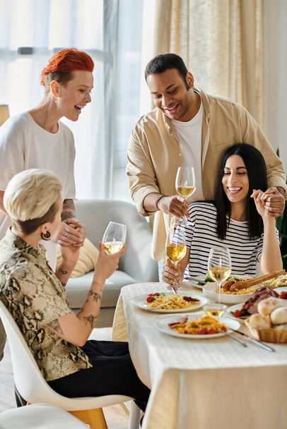 Vielfältige Gruppe genießt gemeinsam Essen und Wein an einem Tisch. - Foto, Bild