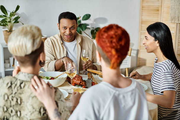Amis multiculturels et un couple de lesbiennes aimant dîner ensemble à la maison. - Photo, image