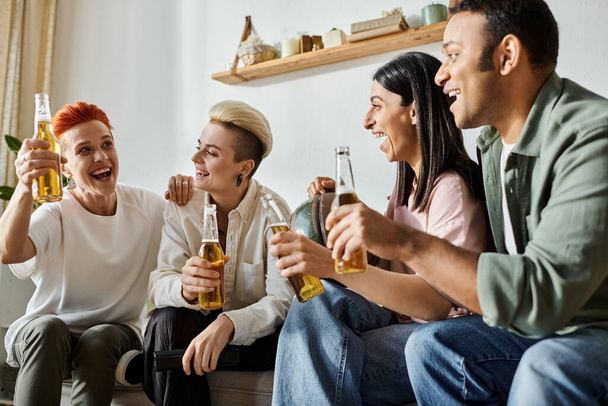 Vielfältige Gruppe genießt Bier auf Couch. - Foto, Bild