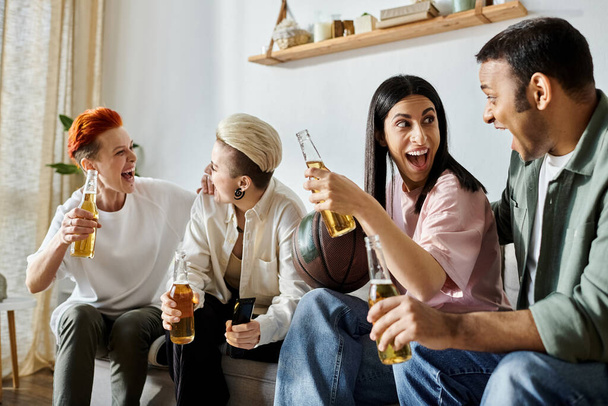 Różnorodna grupa przyjaciół delektująca się piwem na kanapie. - Zdjęcie, obraz