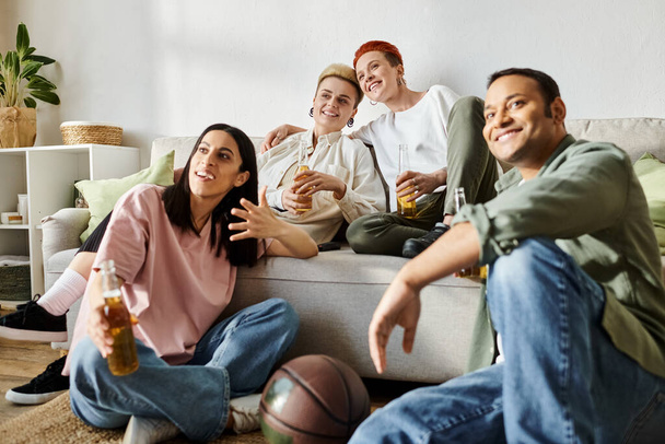 Monipuolinen ystäväryhmä, mukaan lukien rakastava lesbopari, istuu sohvan päällä, nauttien laatuajasta yhdessä kotona. - Valokuva, kuva