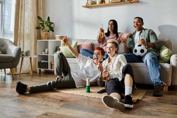 Diverso grupo de amigos y una pareja lesbiana amorosa sentados en la parte superior de un sofá, compartiendo alegría y risa. - Foto, imagen