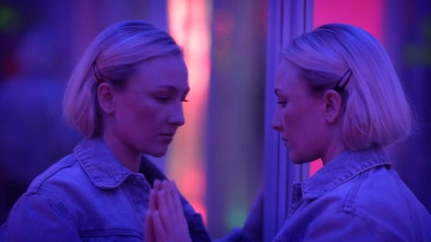 Mujer rubia joven explorando la habitación de los espejos en la fantasía de ensueño Neon Light - Metraje, vídeo