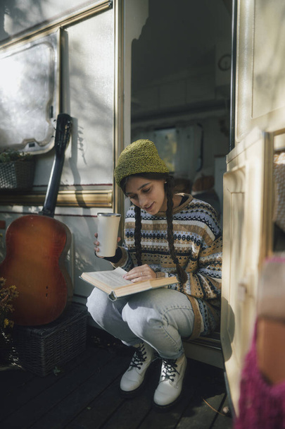 Un retrato fascinante de una chica moderna con una estética hippie nostálgica. Foto de alta calidad - Foto, imagen