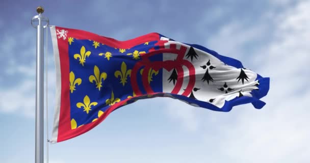 Die Flagge der französischen Region Pays de la Loire weht an einem klaren Tag im Wind. Französische Verwaltungsregion. Nahtlose 3D-Renderanimation. Zeitlupenschleife. Selektiver Fokus - Filmmaterial, Video