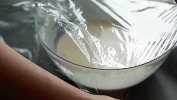 Καλύπτοντας το ρόπαλο τηγανίτες με πλαστικό περιτύλιγμα: Κοντινό πλάνο απόθεμα βίντεο - Πλάνα, βίντεο