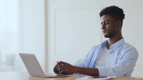 Brainstorming-Prozess. Nachdenklicher afrikanisch-amerikanischer Kerl denkt über neuen Anti-Krisen-Plan im Home Office nach - Filmmaterial, Video