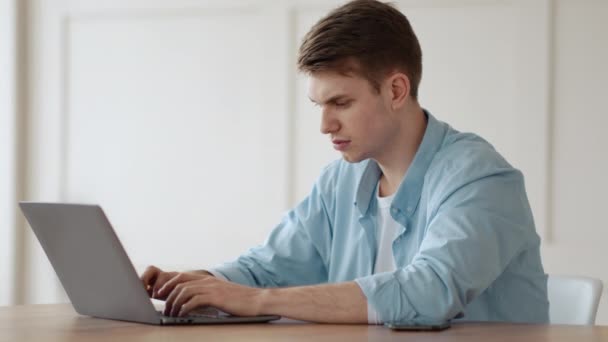 Computerprobleme. Wütender Kerl schreit am Laptop mit Softwarefehler zu Hause - Filmmaterial, Video