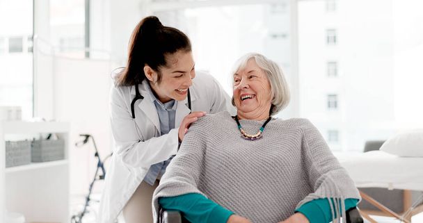 Kasvot, nauru tai lääkärin kanssa vanhempi potilas konsultointi terveydenhuollon hoitotyön tai lääkärintarkastus sairaalassa klinikalla. Muotokuva, halaus tai onnellinen sairaanhoitaja hymyilee hauskan vanhan naisen kanssa lääketieteellisessä tapaamisessa. - Valokuva, kuva