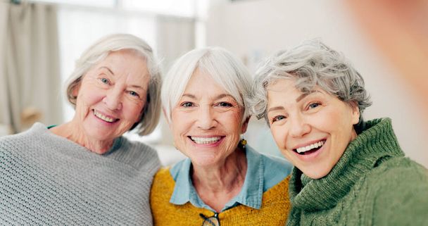 Selfie, leuke en oudere vriendinnen gelukkig in een huis voor een bezoek tijdens hun pensioen samen. Portret, glimlach en profielfoto van sociale media met een groep oude mensen in een huis voor hechting. - Foto, afbeelding