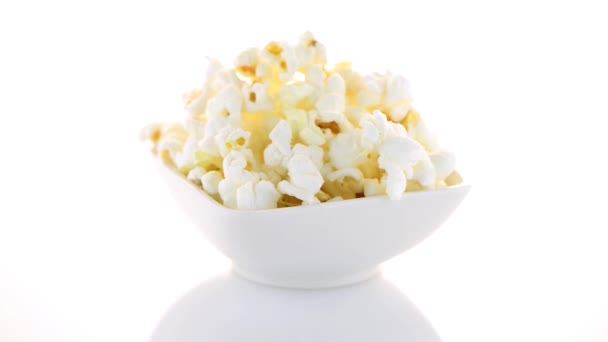 Popcorn in a white bowl - Materiał filmowy, wideo