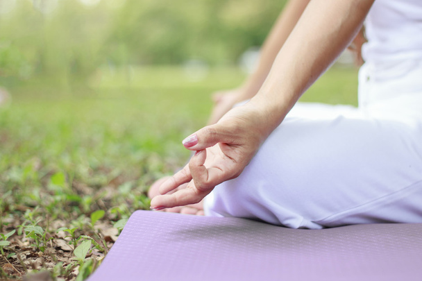 Jeune femme faisant du yoga dans le parc
 - Photo, image