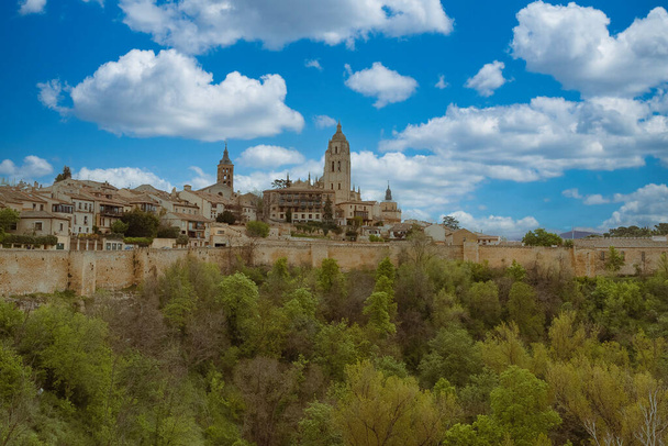 Segovia, Espaa. 28 april 2022: Muren en kathedraal van Segovia. - Foto, afbeelding