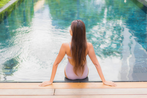 retrato hermosa joven asiática mujer relajarse sonrisa ocio alrededor al aire libre piscina en hotel resort - Foto, Imagen