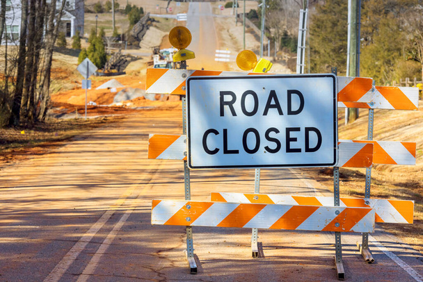 Značka označující, že silnice je uzavřena oranžovými pruhy v blízkosti staveniště, které brání vozidlům řídit - Fotografie, Obrázek