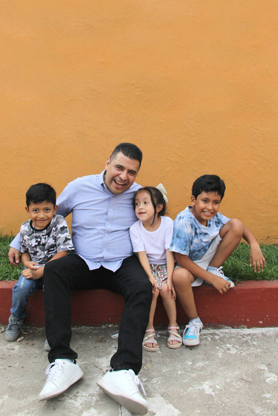 Розлучений тато розважається зі своїми трьома темношкірими латиноамериканськими дітьми, які проводять якісний час і святкують День батька - Фото, зображення