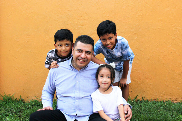 Розлучений тато розважається зі своїми трьома темношкірими латиноамериканськими дітьми, які проводять якісний час і святкують День батька - Фото, зображення