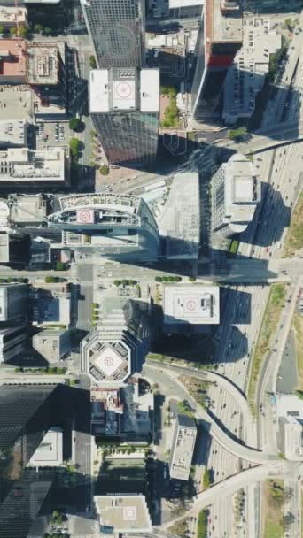 Függőleges képernyő: bonyolult légi felvétel Los Angeles belvárosáról, az utcák és felhőkarcolók dinamikus kölcsönhatásának rögzítése. 4K felvétel.  - Felvétel, videó