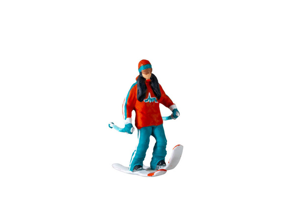 Miniaturmenschen, Ein Skifahrer in voller Länge Isoliert auf weißem Hintergrund mit Schneideweg - Foto, Bild