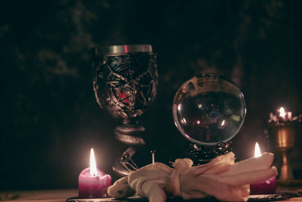 Enigmatyczny rytuał okultystyczny z kielichem i kryształową kulą - Zdjęcie, obraz