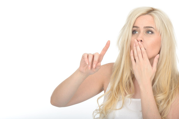Geschokt en verrast jonge vrouw maken een punt en die betrekking hebben op haar mond - Foto, afbeelding