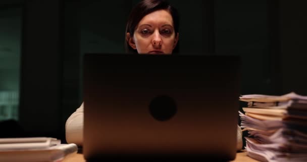 Müde junge Frau arbeitet spät in der Nacht am Laptop. Freiberufliche Überstunden und Fernarbeit - Filmmaterial, Video