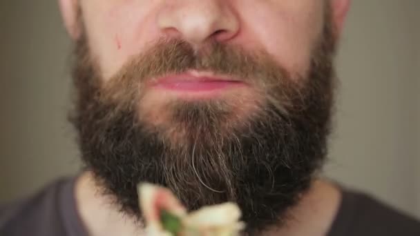 ひげを生やした男が食べるケバブ - 映像、動画