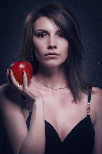 Eenzaam mad vrouw met rode appel - Foto, afbeelding