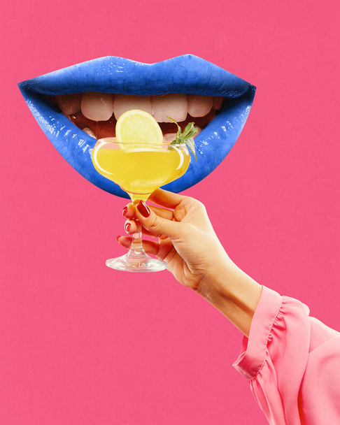 Афіша. Сучасне мистецтво колаж. Жіноча рука тримає тропічний коктейль біля величезних губ з синьою помадою на рожевому тлі. Концепція вечірок, святкування, свят, музики та танців. Реклама - Фото, зображення
