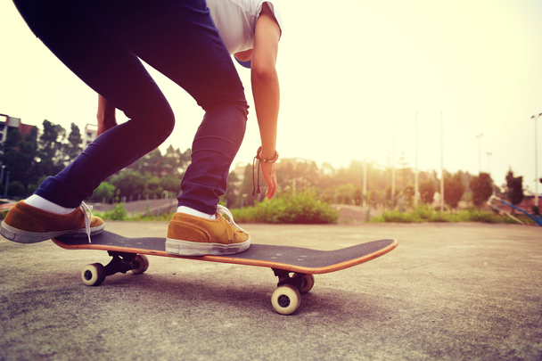 Young skateboarder skateboarding - Foto, imagen
