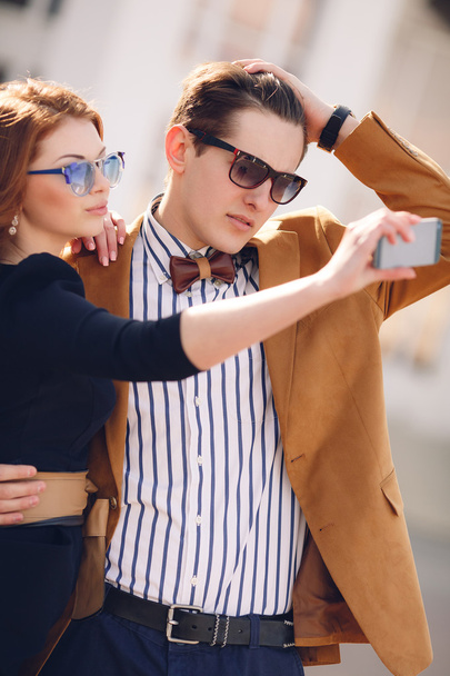 The couple is photographed with smartphone in the city - Фото, зображення