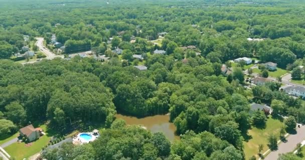 Een Amerikaanse stad gelegen in de zomer tussen bosgebieden plantages in New Jersey - Video