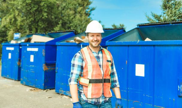 A worker who recycling cardboard on recycle center - Foto, Bild