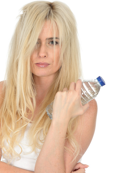 Здоровий молода блондинка тримає пляшку мінеральної води
 - Фото, зображення