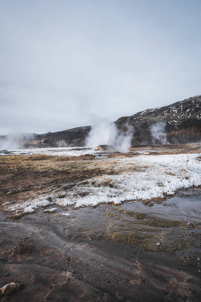 Ландшафтна фотографія в Ісландії, безлюдне засніжене місце з гейзером - Фото, зображення