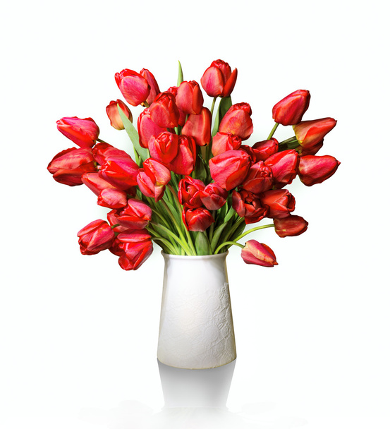 Boeket van rode tulpen in witte vaas - Foto, afbeelding