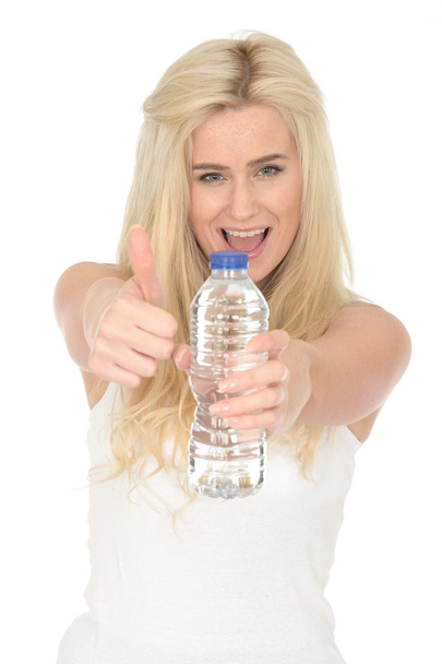 Fit gezonde jonge Blonde vrouw die houdt van een fles mineraalwater - Foto, afbeelding