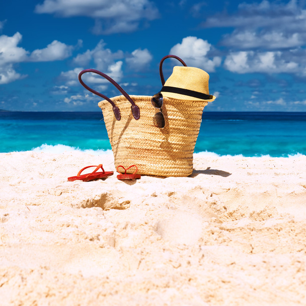 Playa con bolsa y sombrero de sol
 - Foto, Imagen