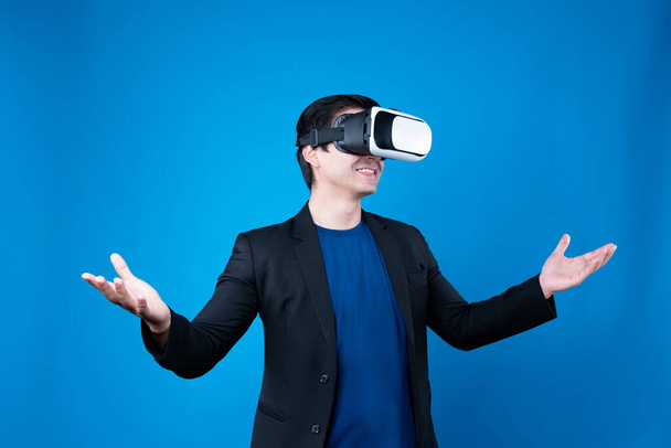Liikemies yllään VR lasit yhdistävät taloudelliseen raporttiin metaverse eristetty sininen tausta, selittää futuristinen data analytiikka viestintätekniikka virtuaalitodellisuus copyspace. Ennakko. - Valokuva, kuva