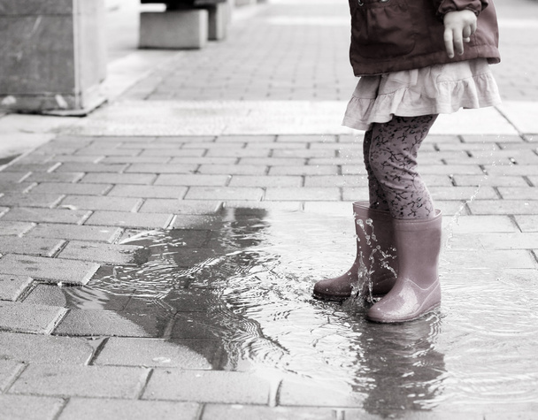 Маленькая мокрая девочка