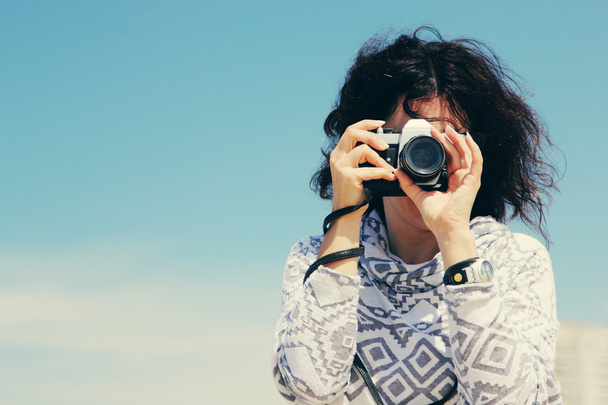 Женщина с винтажной ретро-камерой
 - Фото, изображение